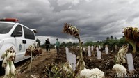Sudah hampir satu bulan ini, areal pemakaman di TPU Srengseng Sawah 2 itu sudah mencapai 219 makam yang dikirim dari berbagai wilayah di Jakarta.