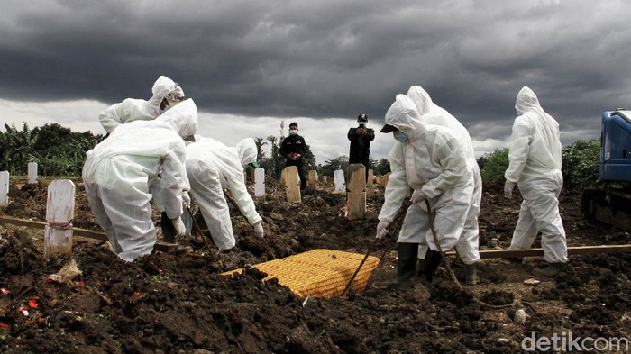 TPu Srengseng Sawah 2 untuk Jenazah COVID-19 Tempat pemakaman jenazah Covid-19 di Srengseng Sawah 2, Jakarta Selatan sudah mencapai 219 makam, Rabu (24/2). Sampai hari ini sudah ada 10 jenazah yang dimakamkan dengan menggunakan standar protokol kesehatan