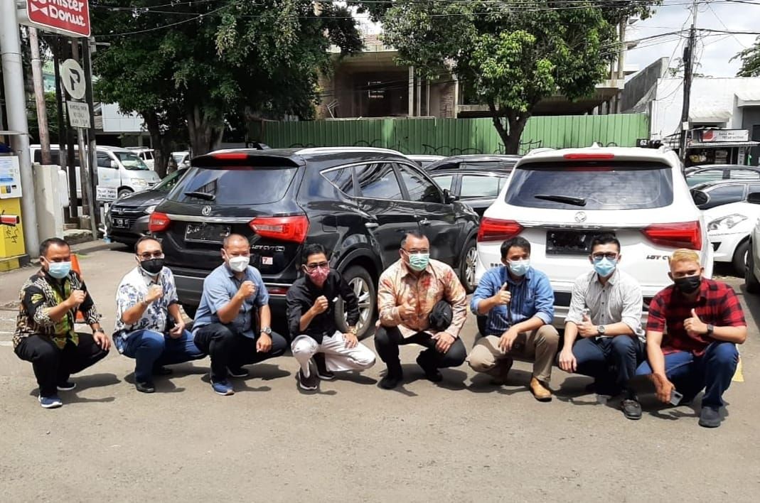 Tujuh konsumen penggugat DFSK bersama kuasa hukumnya, David Tobing
