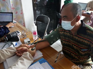 Lansia di Surabaya Antusias Disuntik Vaksin COVID-19
