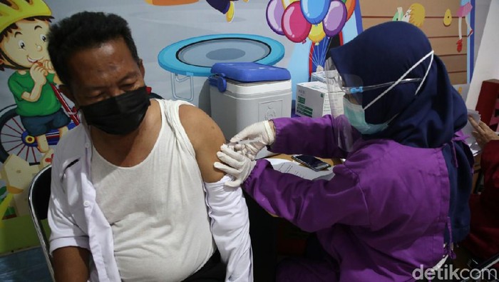 Vaksin COVID-19 Tahap Dua di Surabaya Tak Ada KIPI dan Gagal Disuntik