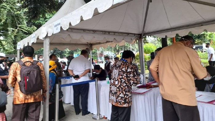 Vaksinasi Corona untuk Guru Dimulai, Ratusan Guru Divaksin di SMAN 70 Jakarta