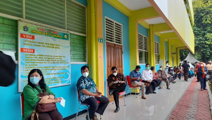 Vaksinasi Corona untuk Guru Dimulai, Ratusan Guru Divaksin di SMAN 70 Jakarta
