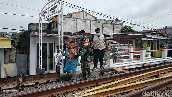 viral anak lumpuh tinggal di rumah tak layak huni