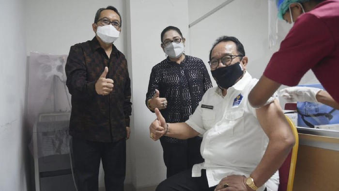 Wakil Gubernur (Wagub) Bali, Tjokorda Oka Artha Ardhana Sukawati (Cok Ace) menerima suntikan vaksinasi dosis pertama di Rumah Sakit Bali Mandara (RSBM), Denpasar, Rabu (24/2/2021).