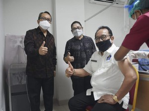 Wagub Bali Divaksin COVID: Vaksinasi untuk Lansia Aman, Tidak Ada Mual-Pusing
