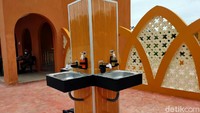 Protokol kesehatan di tempat manasik haji ini diterapkan secara ketat. Beberapa area sudah dipasang tempat cuci tangan. Kapasitaspun dibatasi lebih dari 50%. 