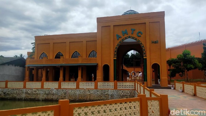 Saat ini, jamaah harus menunda keberangkatan ibadah ke tanah suci karena pandemi yang belum mereda. Mungkin dengan berwisata religi ke sini, rasa rindu traveler bisa terobati.
