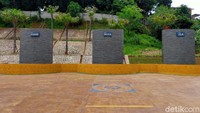 Selanjutnya area pelemparan jumrah. Seperti layaknya ibadah haji, wisatawan akan melempar batu kerikil ke tiga tiang sebanyak tujuh kali. 