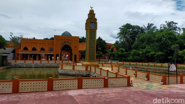 Saat ini, jamaah harus menunda keberangkatan ibadah ke tanah suci karena pandemi yang belum mereda. Mungkin dengan berwisata religi ke sini, rasa rindu traveler bisa terobati.