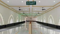 Replika sai sepanjang sekitar 45 meter. Kawasan ini pun dilengkapi dengan jalan menanjak dan lampu hijau sebagai penanda untuk mempercepat langkah atau berlari-lari kecil.  