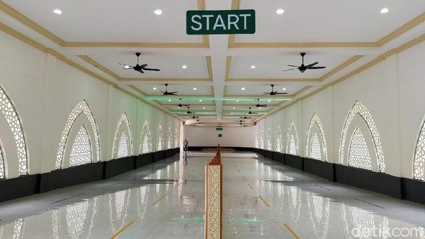 Replika sai sepanjang sekitar 45 meter. Kawasan ini pun dilengkapi dengan jalan menanjak dan lampu hijau sebagai penanda untuk mempercepat langkah atau berlari-lari kecil. Replika sai sepanjang sekitar 45 meter. Kawasan ini pun dilengkapi dengan jalan menanjak dan lampu hijau sebagai penanda untuk mempercepat langkah atau berlari-lari kecil.
