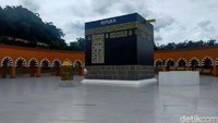 Wisata religi di Tangerang Selatan yaitu Al Mahmudah Training Manasik Center. luasnya 2,5 hektar. Di sini ada replika Ka’bah, Mudzdalifah hingga Mina. (Tasya Khairally/detikcom)