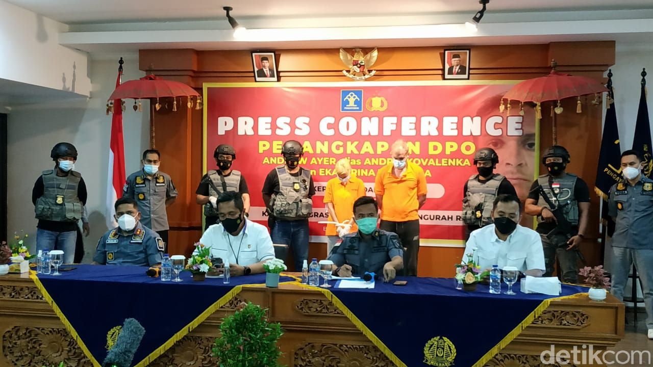 WN Rusia Andrew Ayer alias Andrei Kovalenka (kanan) dan pacarnya Ekaterina Trubkina (kiri) saat dihadirkan dalam konferensi pers Kemenkum HAM Bali.