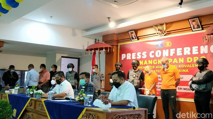 WN Rusia, Andrew Ayer alias Andrei Kovalenka (kanan); dan pacarnya, Ekaterina Trubkina (kiri), saat dihadirkan dalam konferensi pers Kemenkum HAM Bali. (Tim detikcom)