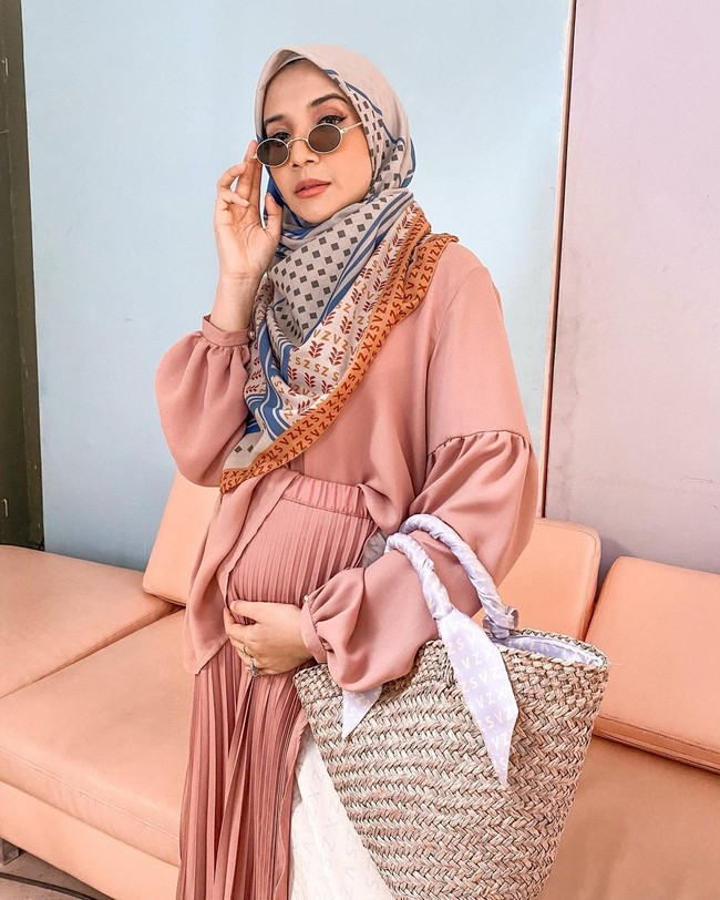 Zaskia Rachma Sungkar bersama suaminya, Irwansyah. Saat ini memiliki E- Commerce dan brand fashion, Zaskia Sungkar. Zaskia Sungkar sekarang lebih memilih menolak tawaran berakting di sinetron yang datang kepadanya karena dia lebih tertarik ke dunia tarik suara dan fashion. Pada tahun 2011, Zaskia sungkar melebarkan sayapnya sebagai perancang busana, kini butik zaskia sungkar sudah terdapat di beberapa kota besar di Indonesia. Salah satu produknya hijab segi empat print dijual Rp 299 ribu, ukuran 120x120 cm dan memakai bahan voal. Foto: Dok. Instagram @zaskiasungkar15.