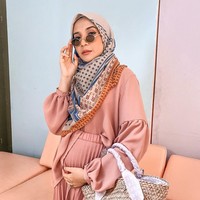 Zaskia Rachma Sungkar bersama suaminya, Irwansyah. Saat ini memiliki E- Commerce dan brand fashion, Zaskia Sungkar. Zaskia Sungkar sekarang lebih memilih menolak tawaran berakting di sinetron yang datang kepadanya karena dia lebih tertarik ke dunia tarik suara dan fashion. Pada tahun 2011, Zaskia sungkar melebarkan sayapnya sebagai perancang busana, kini butik zaskia sungkar sudah terdapat di beberapa kota besar di Indonesia. Salah satu produknya hijab segi empat print dijual Rp 299 ribu, ukuran 120x120 cm dan memakai bahan voal. Foto: Dok. Instagram @zaskiasungkar15.