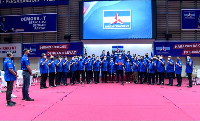 Isu kudeta Partai Demokrat masih memanas. Sebanyak 34 ketua DPD melakukan ikrar kesetiaan yang disaksikan oleh Ketum PD Agus Harimurti Yudhoyono (AHY).
