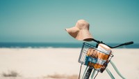 Masih di Jakarta Utara, kamu bisa menikmati pantai buatan satu-satunya di Jakarta, Pantai Pasir Putih PIK 2. Pantai ini dilengkapi dengan wilayah pedestrian yang luas dan jalur sepeda.