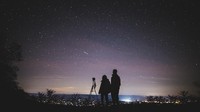 amu bisa memandangi hingga puas keindahan kelap kelip bintang malam di Bukit Moko yang terletak di Cimenyan. Dari ketinggian, kamu bisa melihat secara keseluruhan Kota Bandung dari atas.