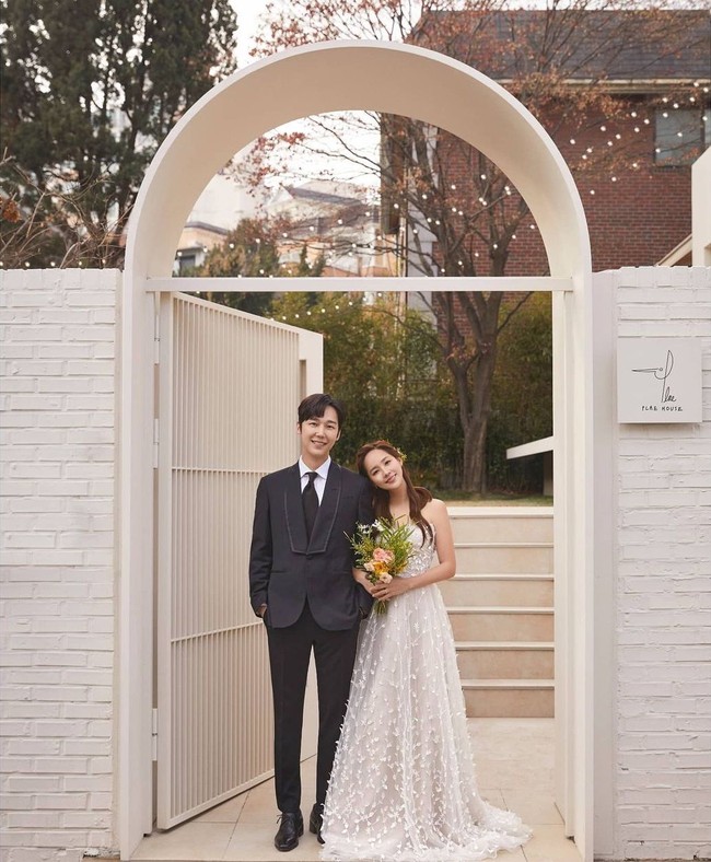 Dalam episode dua The Penthouse Season 2, Cheon Seo Jin (pemain Kim So Yeon) semakin geram saat tahu pasangan Oh Yoon Hee (pemain Eugene) dan Ha Yoon Cheol (pemain Yoon Jong Hoon) pindah ke apartemen 4502 di Hera Palace. Foto: dok. SBS