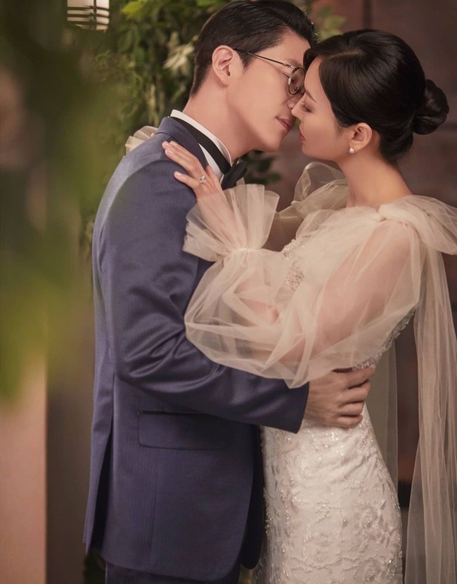Uhm Ki Joon dan Kim So Yeon menjelma menjadi pasangan ‘licik’ di The Penthouse Season 2. Karakter Joo Dan Tae melamar ‘ratu’ Hera Palace, Cheon Seo Jin di episode pertama dan melangsungkan pernikahan. Foto: dok. SBS