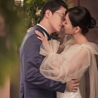Uhm Ki Joon dan Kim So Yeon menjelma menjadi pasangan ‘licik’ di The Penthouse Season 2. Karakter Joo Dan Tae melamar ‘ratu’ Hera Palace, Cheon Seo Jin di episode pertama dan melangsungkan pernikahan. Foto: dok. SBS