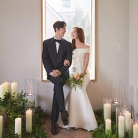 Sambil merangkul lengan Oh Yoon Hee (pemain Eugene), Ha Yoon Cheol (pemain Yoon Jong Hoon) mengenalkan istrinya dan mengejutkan tamu undangan di The Penthouse Season 2. “Katakan halo pada istriku,” ujar mantan suami Cheon Seo Jin ini. Foto: dok. SBS