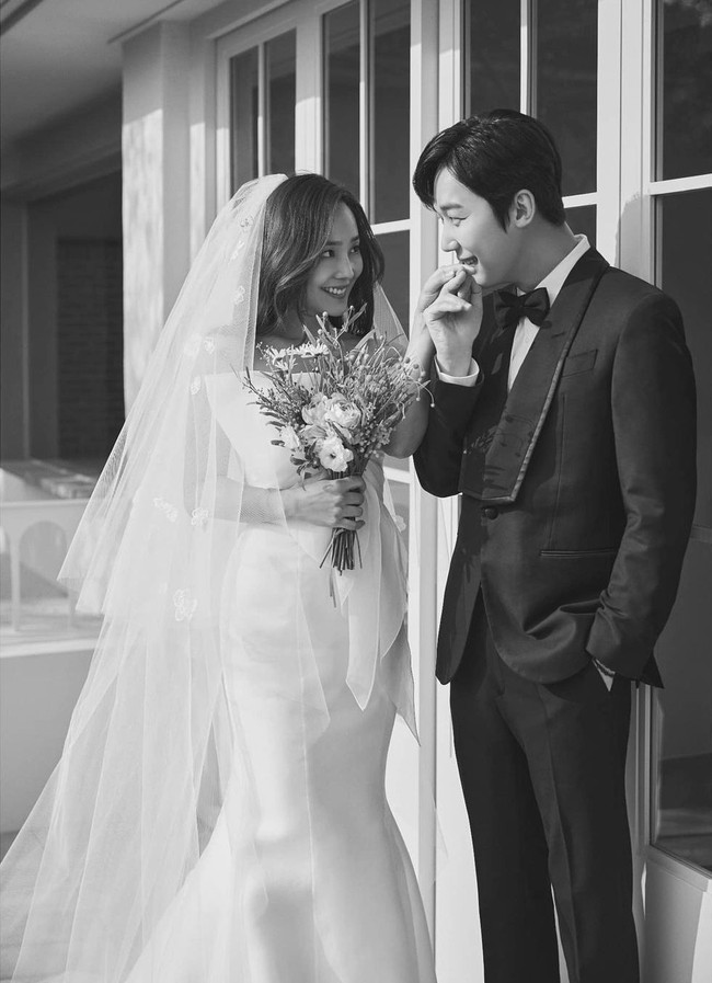 Terlihat serasi di foto pre wedding, pasangan Oh Yoon Hee (pemain Eugene) dan Ha Yoon Cheol (pemain Yoon Jong Hoon) ternyata hanya ‘settingan’.  Mereka menjalin hubungan bisnis dengan pernikahan palsu. Foto: dok. SBS