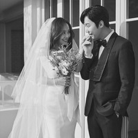 Terlihat serasi di foto pre wedding, pasangan Oh Yoon Hee (pemain Eugene) dan Ha Yoon Cheol (pemain Yoon Jong Hoon) ternyata hanya ‘settingan’.  Mereka menjalin hubungan bisnis dengan pernikahan palsu. Foto: dok. SBS