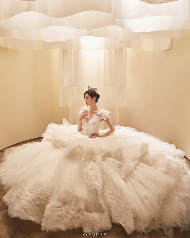Untuk foto personal, Cheon Seo Jin (pemain Kim So Yeon) mengenakan ballgown putih yang tak kalah ‘cetar’. Mahkota yang dikenakannya pun menambah kesan elegan dan berkelas. Namun di tengah pernikahannya, ada pasangan yang mengalihkan perhatian para tamu. Foto: dok. SBS