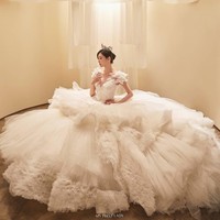 Untuk foto personal, Cheon Seo Jin (pemain Kim So Yeon) mengenakan ballgown putih yang tak kalah ‘cetar’. Mahkota yang dikenakannya pun menambah kesan elegan dan berkelas. Namun di tengah pernikahannya, ada pasangan yang mengalihkan perhatian para tamu. Foto: dok. SBS