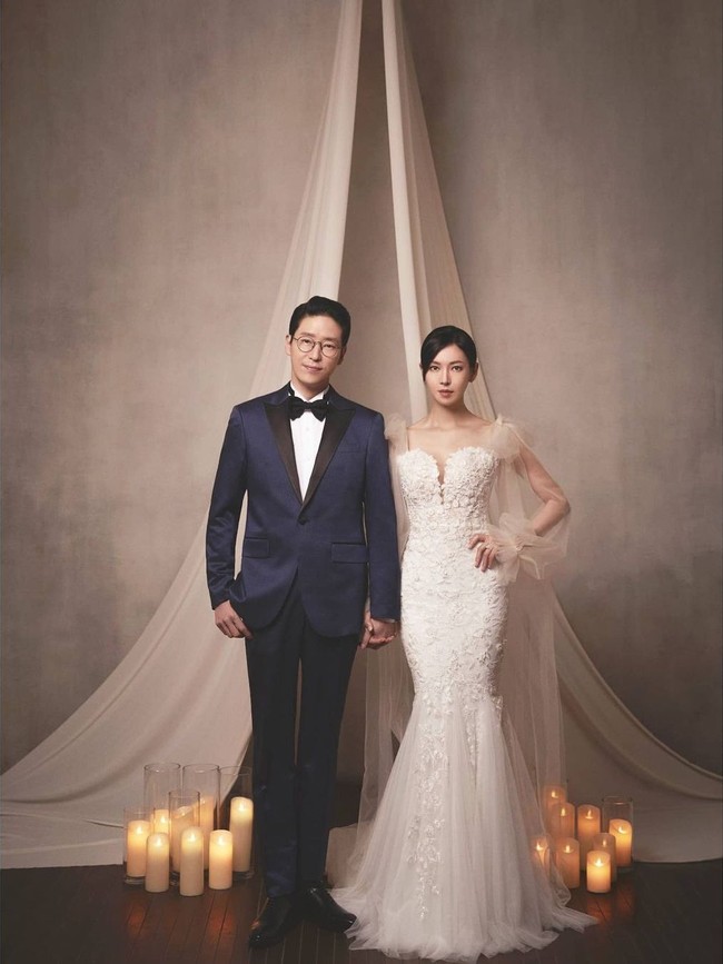 SBS juga merilis foto pre-wedding pasangan Cheon Seo Jin dan Joo Dan Tae untuk penggemar The Penthouse Season 2. Setelah Shim Su Ryeon (pemain Lee Ji Ah) meninggal, keduanya semakin berani menunjukkan eksistensi. Foto: dok. SBS