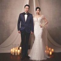 SBS juga merilis foto pre-wedding pasangan Cheon Seo Jin dan Joo Dan Tae untuk penggemar The Penthouse Season 2. Setelah Shim Su Ryeon (pemain Lee Ji Ah) meninggal, keduanya semakin berani menunjukkan eksistensi. Foto: dok. SBS