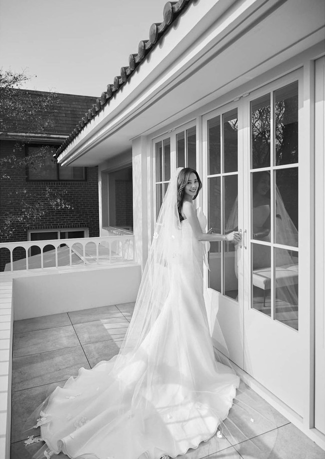 Dalam foto personal, Oh Yoon Hee (pemain Eugene) mengenakan gaun putih berbahan silk dan wedding veil yang menjuntai. Ia tak perlu mengenakan banyak aksesori untuk terlihat stand out. Tak kalah cantik dengan Cheon Seo Jin, kan? Foto: dok. SBS