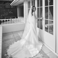 Dalam foto personal, Oh Yoon Hee (pemain Eugene) mengenakan gaun putih berbahan silk dan wedding veil yang menjuntai. Ia tak perlu mengenakan banyak aksesori untuk terlihat stand out. Tak kalah cantik dengan Cheon Seo Jin, kan? Foto: dok. SBS