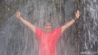 Meski ketinggian air terjun hanya kurang lebih 7 meter, namun pada bagian dasar terjunnya menyerupai kolam dengan luas mencapai lebih dari 100 meter persegi dan kedalaman kolam mencapai 1,5 meter tepat di bawah titik air terjunnya. Seru banget main air di sini! (Suriyatman/detikTravel)