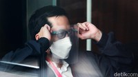 Ihsan Yunus memenuhi panggilan KPK dengan mengenakan kemeja putih dibalut jaket biru dongker dan celana hitam.