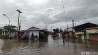 Kasat Lantas Polrestabes Semarang AKBP Sigit mengatakan kondisi jalur Pantura di lokasi banjir ini tidak direkomendasikan untuk kendaraan kecil sehingga dialihkan.