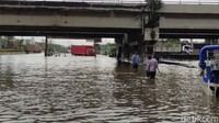 Sementara itu dari pantauan detikcom, beberapa titik selain di Genuk yang masih terendam air antara lain ada di kawasan rumah susun Kaligawe dan beberapa perkampungan di daerah Sawah Besar. Kemudian ada di Jalan Pengapon, Jalan Raden Patah, Bundaran Bubakan, Jalan Kaligawe.