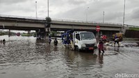 Dari pantauan detikcom Kamis (25/2) pukul 15.45 WIB di bawah jembatan Tol Kaligawe yang merupakan perbatasan dengan Jalan Kaligawe dan Jalan Pantura, terlihat genangan masih cukup dalam dan bervariasi. Paling dalam yaitu sekitar pinggang orang dewasa. Terlihat petugas pompa berupaya memompa banjir dan juga ditambah pompa mobile.