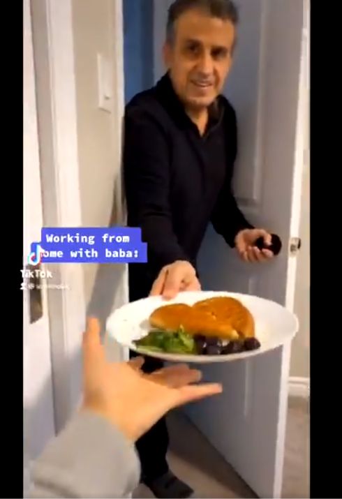 Gemas! Pria Ini Selalu Buatkan Makanan untuk Putrinya selama WFH