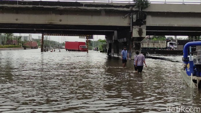 Banjir di bawah jembatan tol Kaligawe yang merupakan perbatasan dengan Jalan Kaligawe dan Jalan Pantura, Semarang, Kamis (25/2/2021).