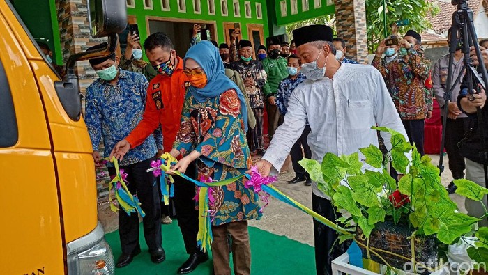 Anggota Komisi V DPR RI, Sri Wahyuni menyerahkan bantuan 3 bus sekolah. Ini merupakan wujud dari usulannya ke Kementerian Perhubungan.