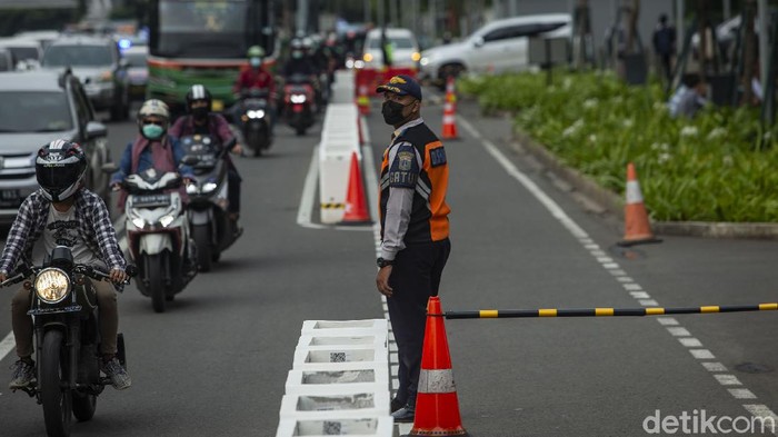 Jalur sepeda di kawasan Sudirman-Thamrin, Jakarta, kerap dijajah oleh para pengendara motor. Kini, jalur tersebut dijaga ketat petugas Dishub.