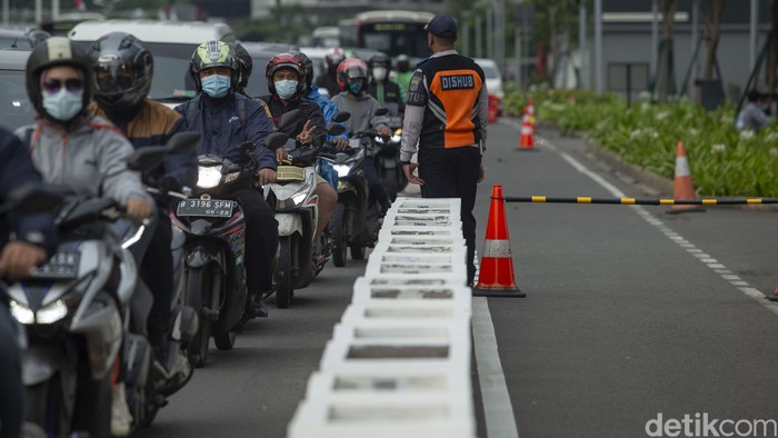 Jalur sepeda di kawasan Sudirman-Thamrin, Jakarta, kerap dijajah oleh para pengendara motor. Kini, jalur tersebut dijaga ketat petugas Dishub.