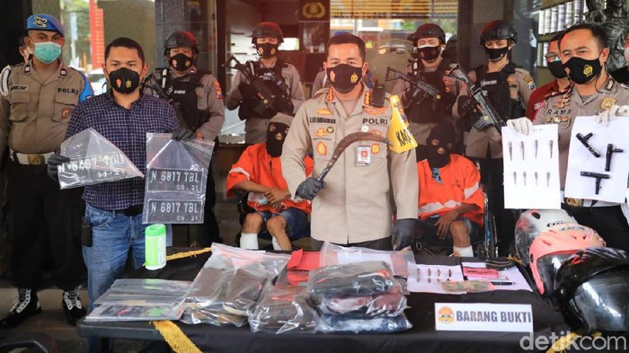 Dua pelaku curanmor dilumpuhkan Tim Resmob Satreskrim Polresta Malang Kota. Petugas menembak betis para pelaku karena melukai petugas dengan celurit.