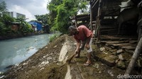 Pemilik juga rutin menjaga kebersihan kandang kudanya. Kotoran kuda disapu dan dikumpulkan di belakang kandang.