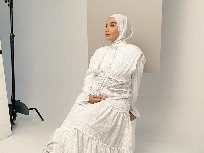 Zaskia Sungkar yang meminta referensi nama di akun Instagram Storynya. Zaskia Sungkar yang meminta referensi nama di akun Instagram Storynya.
