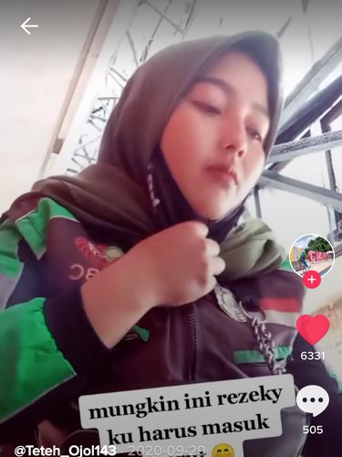 Driver Ojol Ini Terpaksa Makan Pesanan Nasi Padang yang Jatuh Terlindas Motor